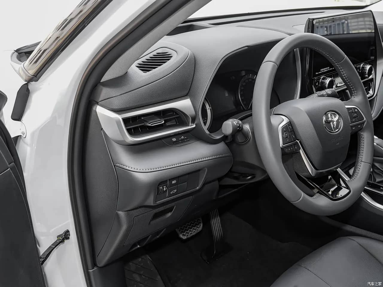 2023 Toyota Highlander — front cabin