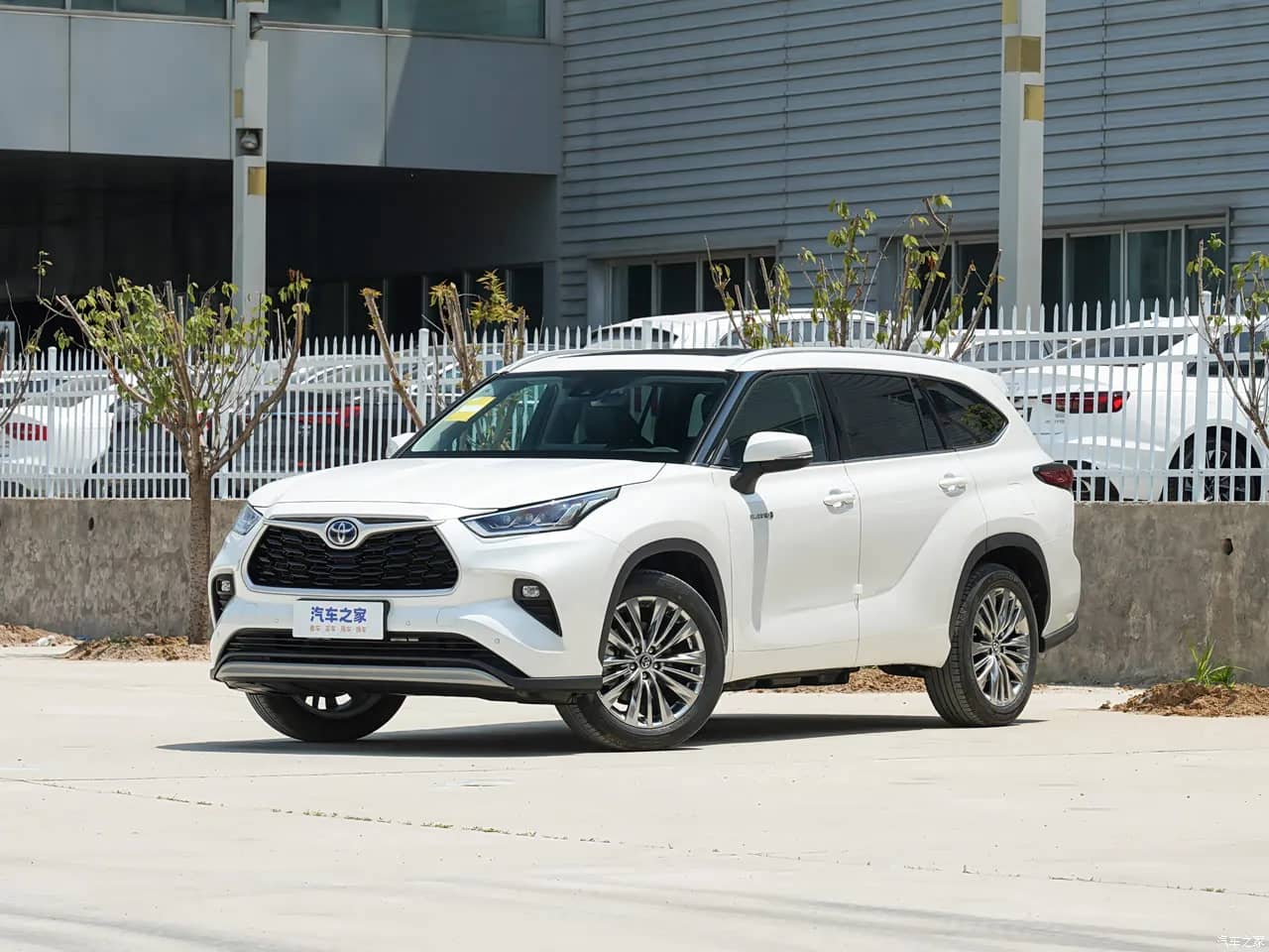 2023 Toyota Highlander — front three-quarter view