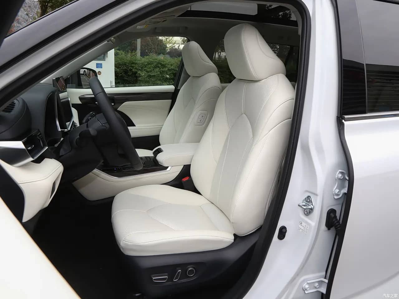 2026 Toyota Highlander — front seats